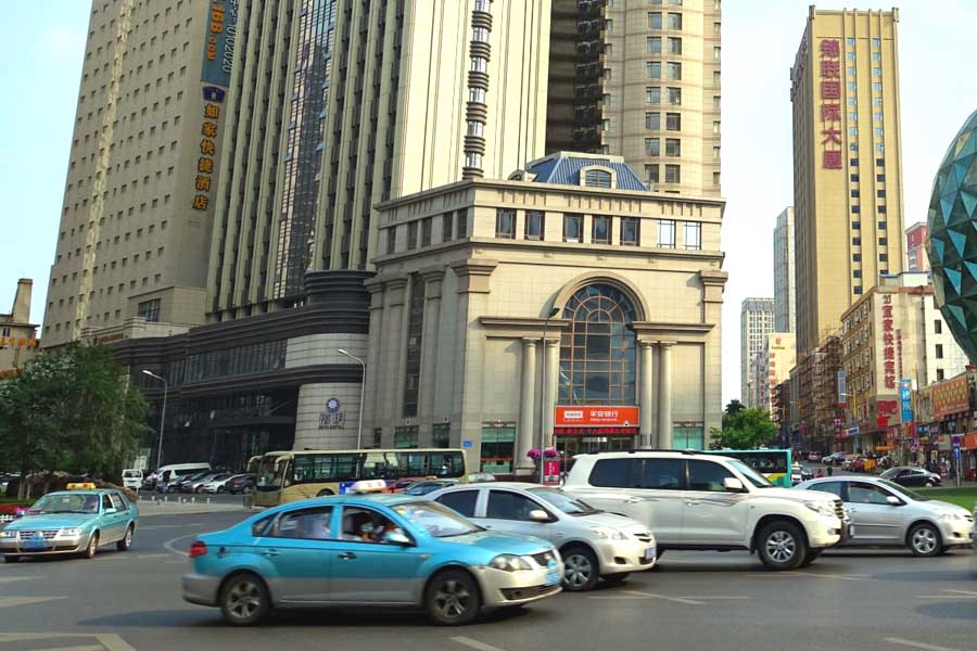 中国の公道を走る自動車（画像：写真AC）