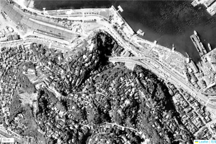 1963年頃の「横須賀駅」周辺の航空写真（画像：国土地理院）