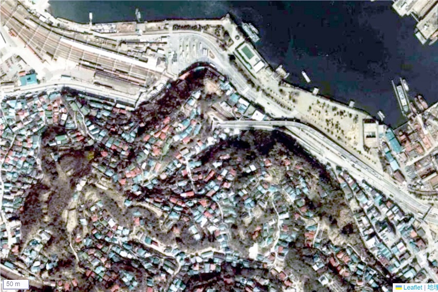 1975年頃の「横須賀駅」周辺の航空写真（画像：国土地理院）