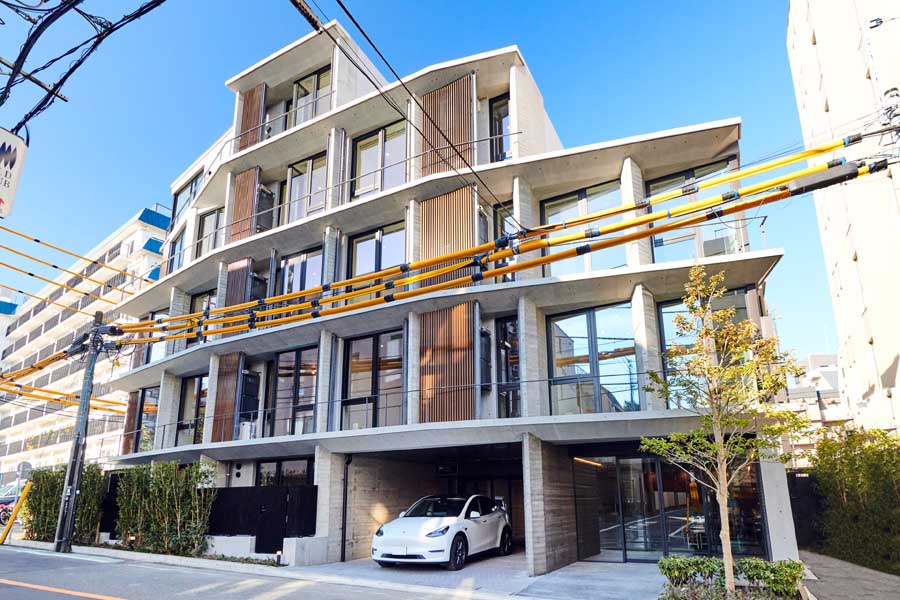 日本初のテスラ付き賃貸マンション「ルミークスイート恵比寿」（画像：コロンビア・ワークス）