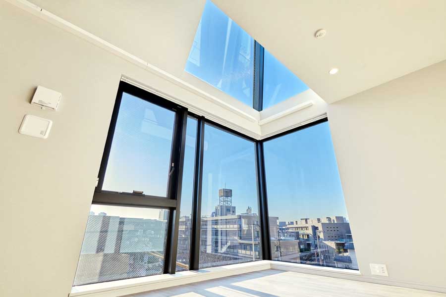 日本初のテスラ付き賃貸マンション「ルミークスイート恵比寿」（画像：コロンビア・ワークス）