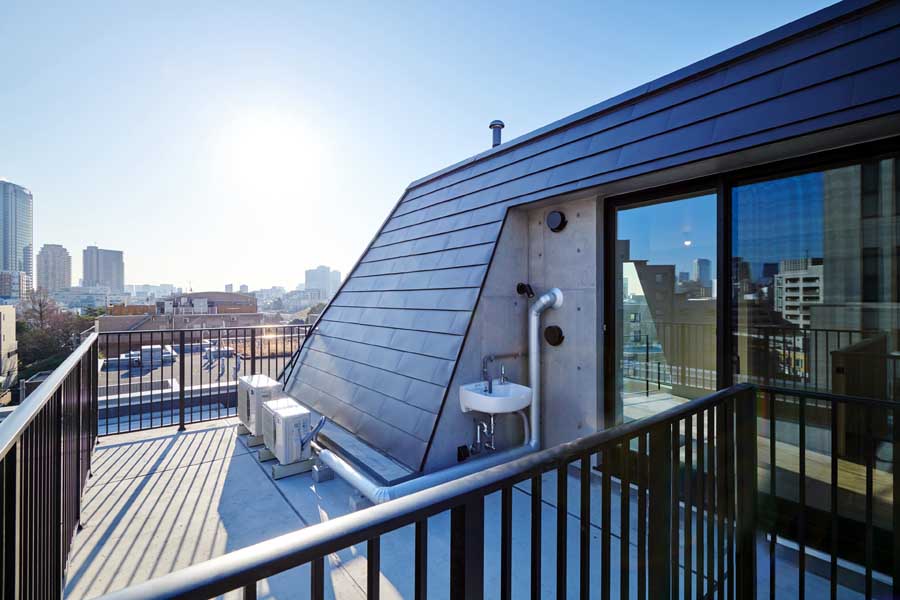 日本初のテスラ付き賃貸マンション「ルミークスイート恵比寿」（画像：コロンビア・ワークス）