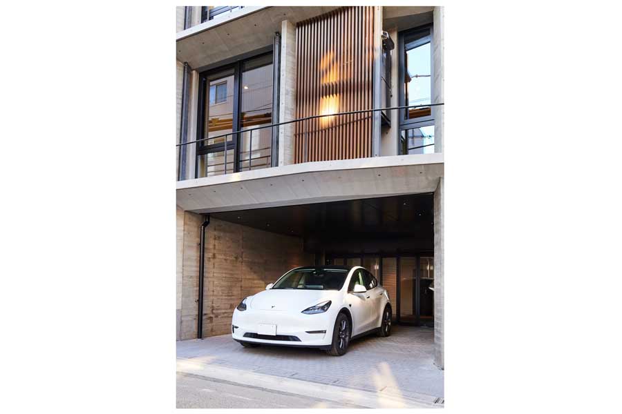 日本初のテスラ付き賃貸マンション「ルミークスイート恵比寿」（画像：コロンビア・ワークス）