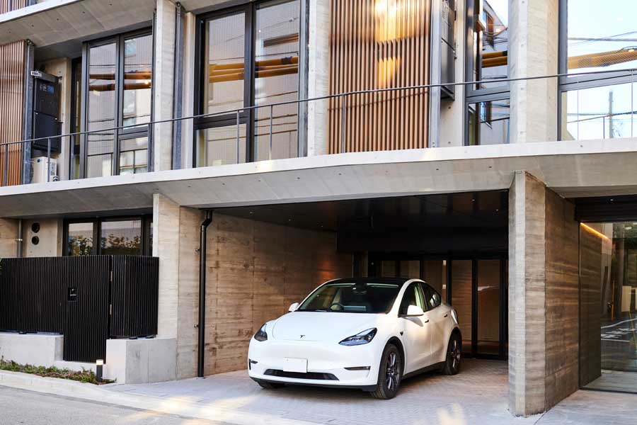 日本初のテスラ付き賃貸マンション「ルミークスイート恵比寿」（画像：コロンビア・ワークス）