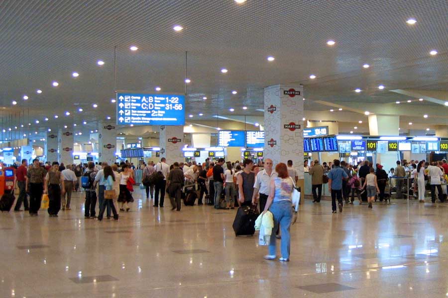 ドモジェドヴォ空港のターミナルビル内部（画像：A.サヴィン）