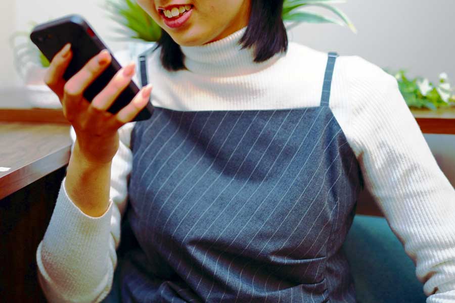 スマホを持つ若者のイメージ（画像：写真AC）