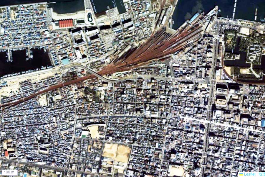 1980年頃の「高松駅」周辺の航空写真（画像：国土地理院）