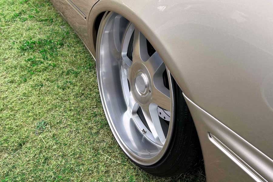 車高を下げたクルマ（画像：写真AC）