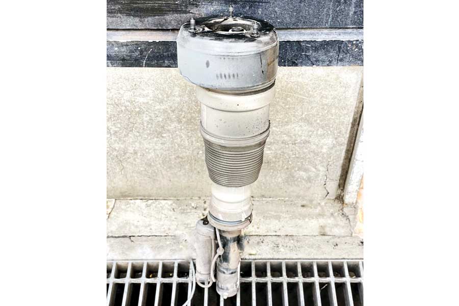 壊れたエアサス（画像：写真AC）