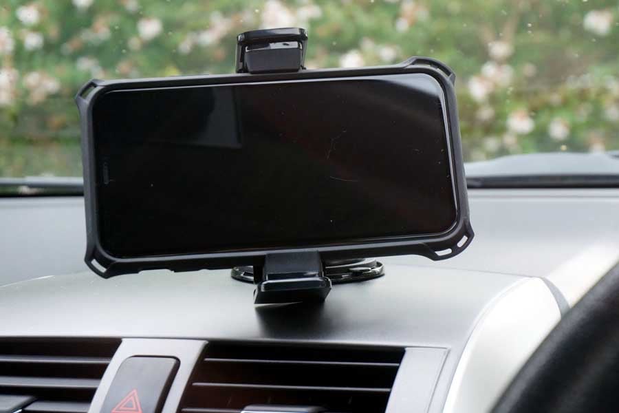 クルマに設置されたスマートフォン（画像：写真AC）