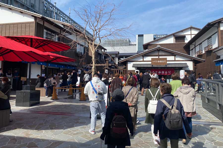 ペデストリアンデッキを歩くと、すぐに千客万来に着く。バスよりずっとわかりやすい（画像：昼間たかし）