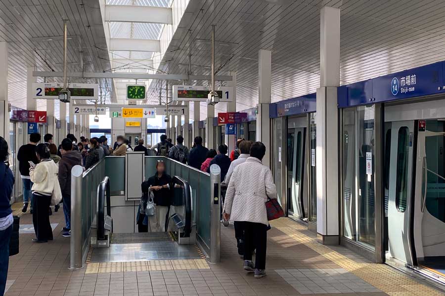 新橋からのバス利用者が多いと思う。新橋発のゆりかもめの利用者が多いかと思いきや、豊洲発の降車客も多かった（画像：昼間たかし）