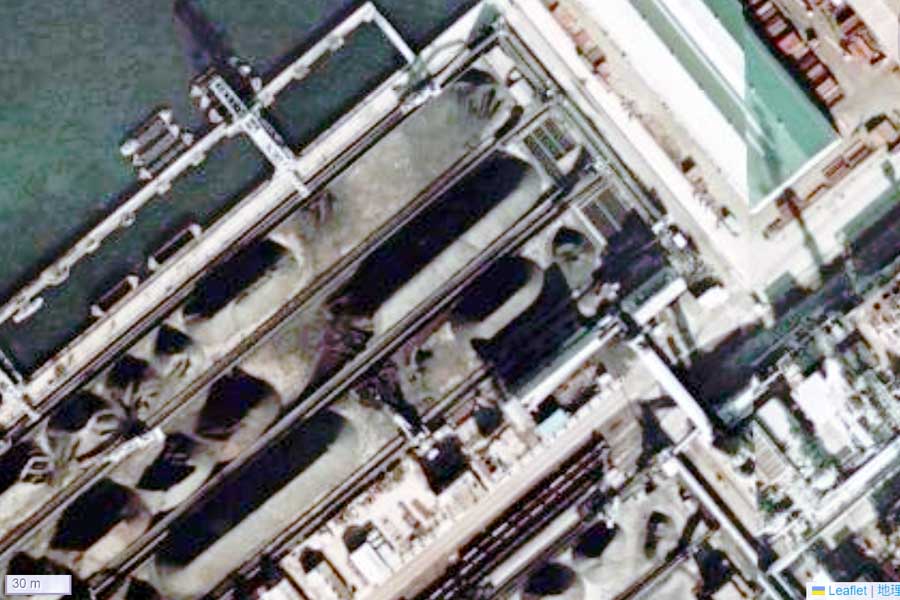 1975年頃に撮影された「三原橋地下街」周辺の航空写真（画像：国土地理院）