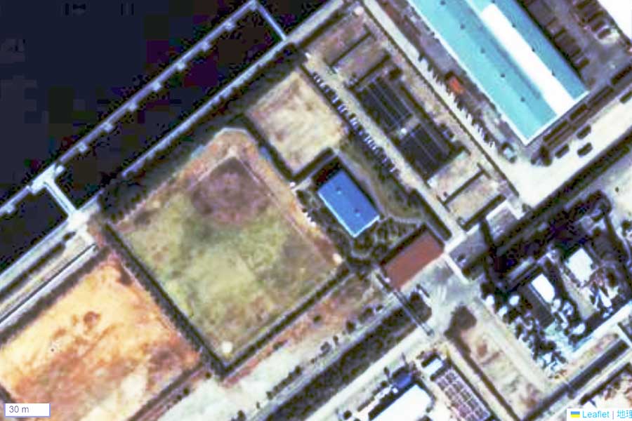 1985年頃に撮影された「三原橋地下街」周辺の航空写真（画像：国土地理院）