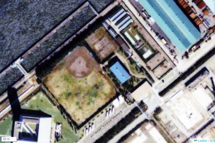 1990年頃に撮影された「三原橋地下街」周辺の航空写真（画像：国土地理院）