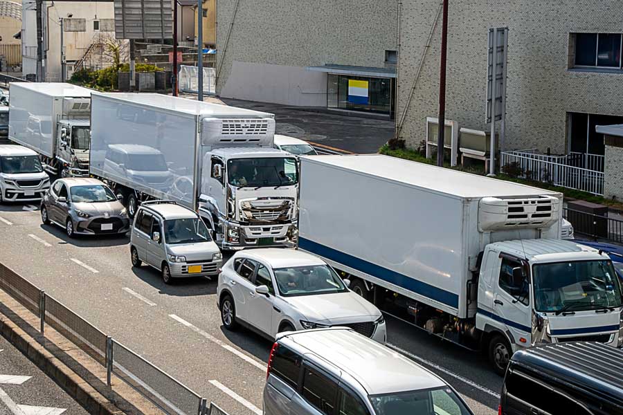 物流トラック（画像：写真AC）