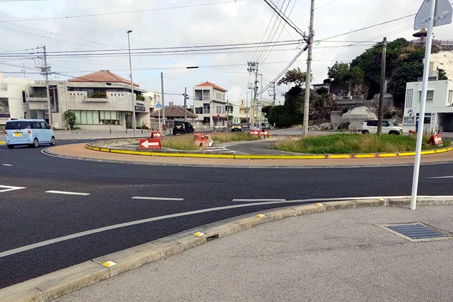 沖縄県糸満市のラウンドアバウトを出る車（画像：伊波幸人）