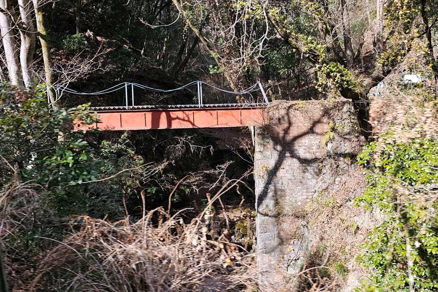 上信線車内から撮影した「鬼ヶ沢橋梁」(画像:大塚良治)
