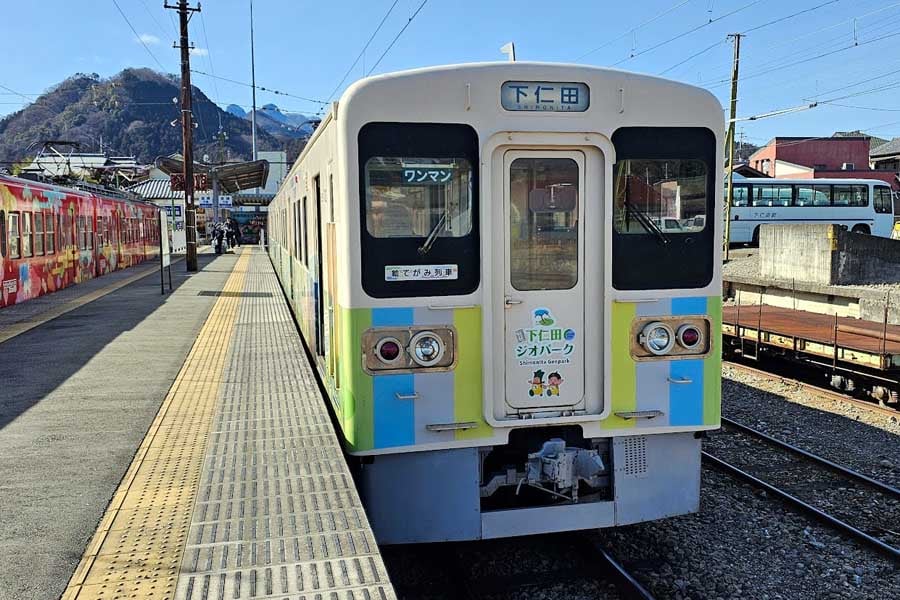 下仁田駅に停車中の700形（元JR東日本107系）（画像：大塚良治）