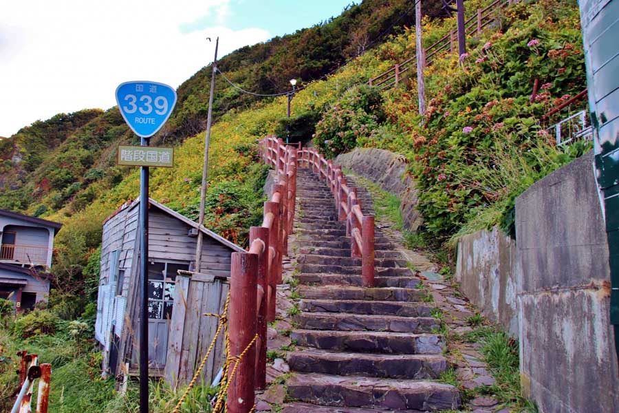 龍飛岬の「階段国道」(画像:写真AC)