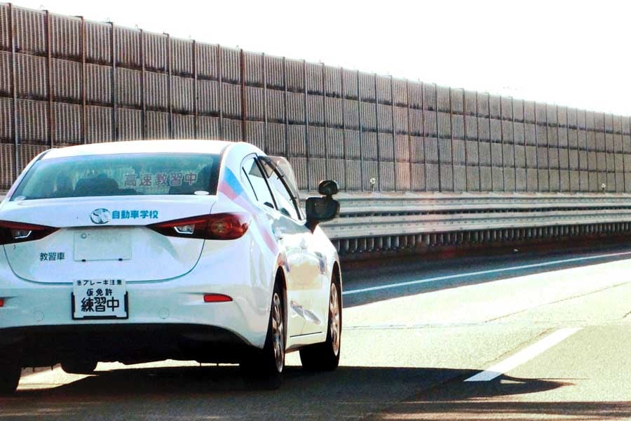 自動車学校の教習車（画像：写真AC）