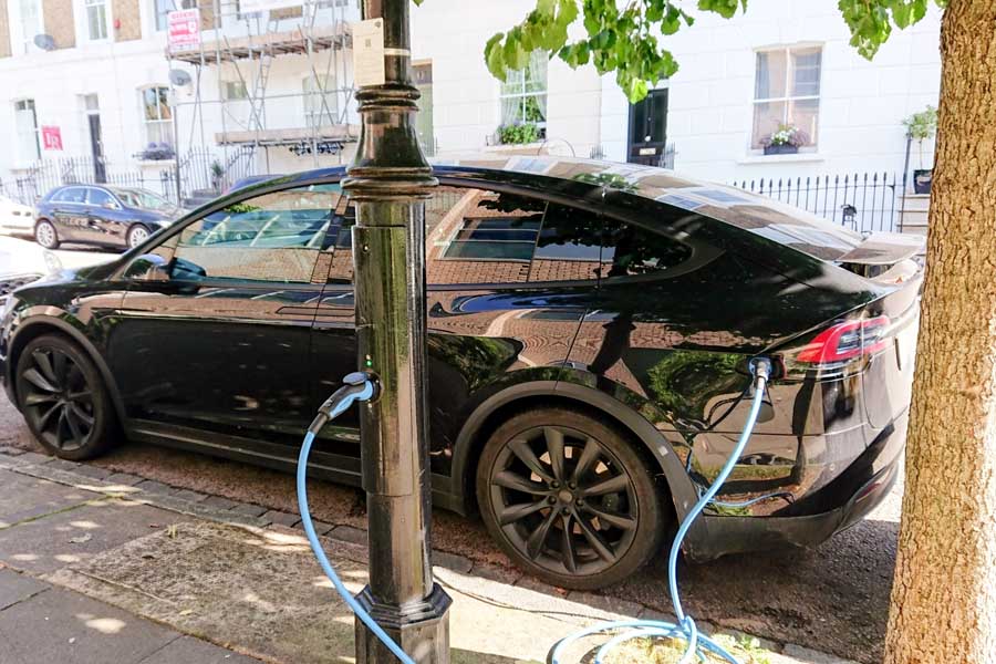 ロンドンの電気自動車の給電スポット（画像：写真AC）