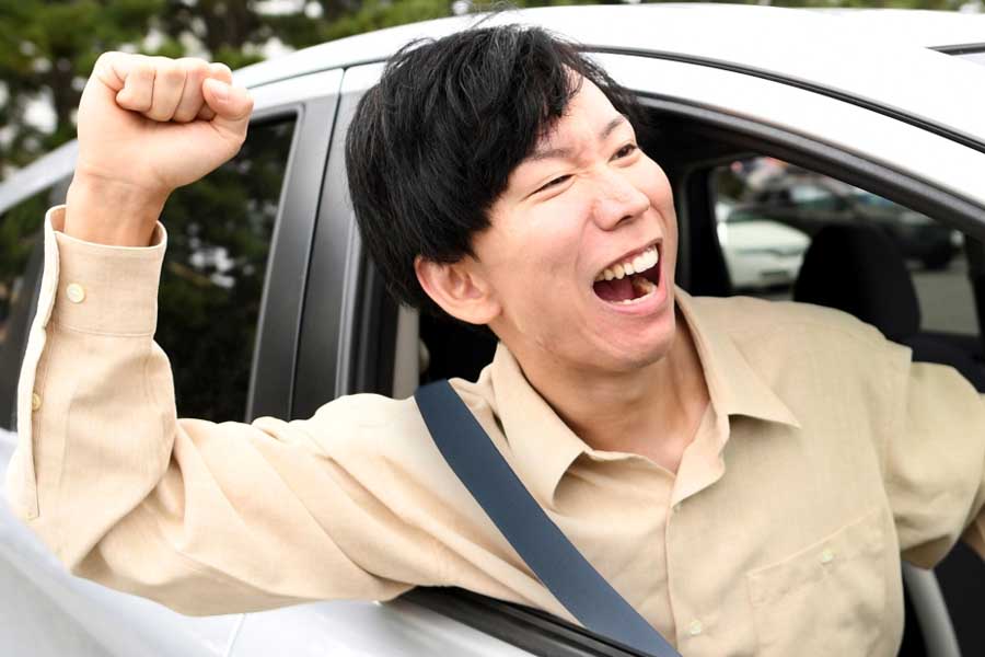 あおり運転する悪質ドライバー（画像：写真AC）