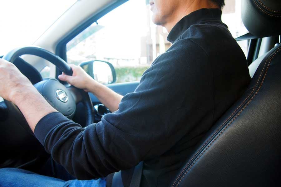 運転をする男性（画像：写真AC）