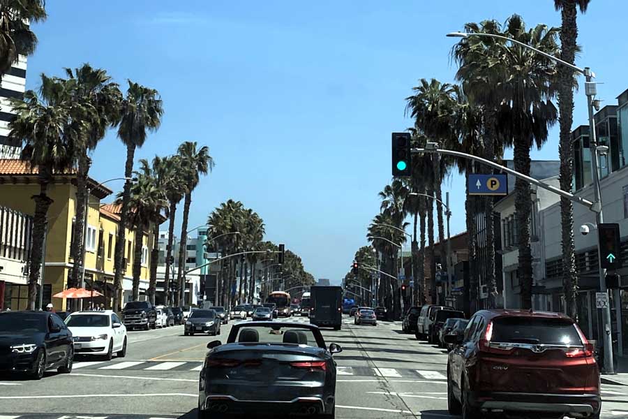 米国の道路（画像：写真AC）