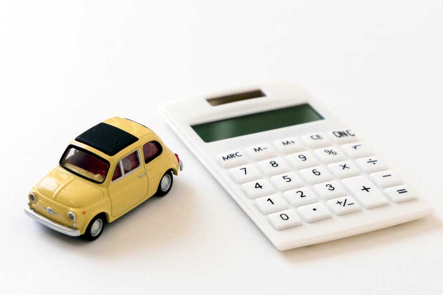 自動車と電卓（画像：写真AC）