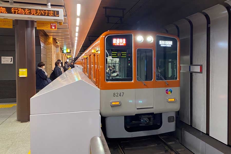 大阪梅田行きの特急列車が到着した阪神神戸三宮駅ホーム（画像：高田泰）