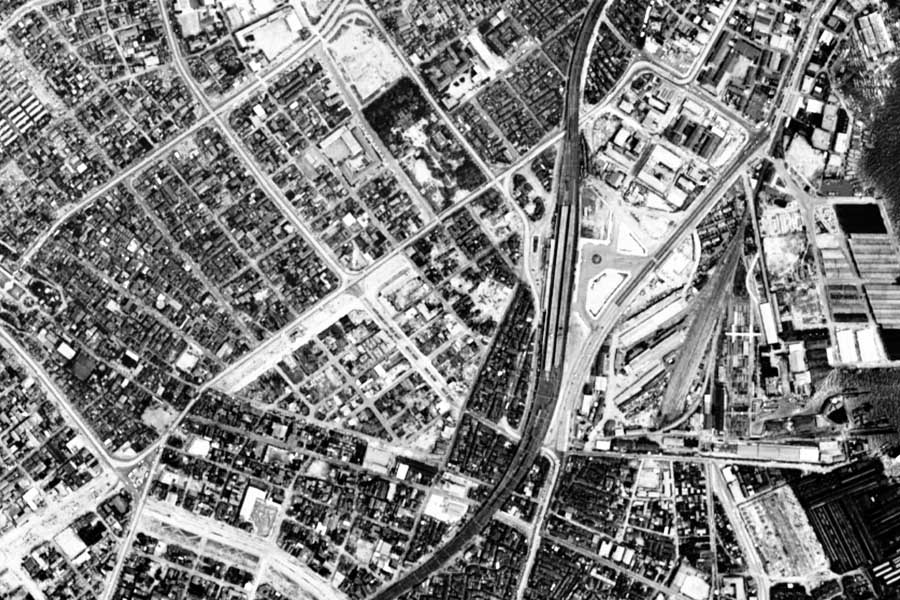 1963年頃の「神戸駅」周辺の航空写真（画像：国土地理院）