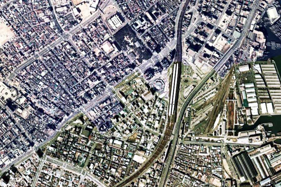 1975年頃の「神戸駅」周辺の航空写真（画像：国土地理院）