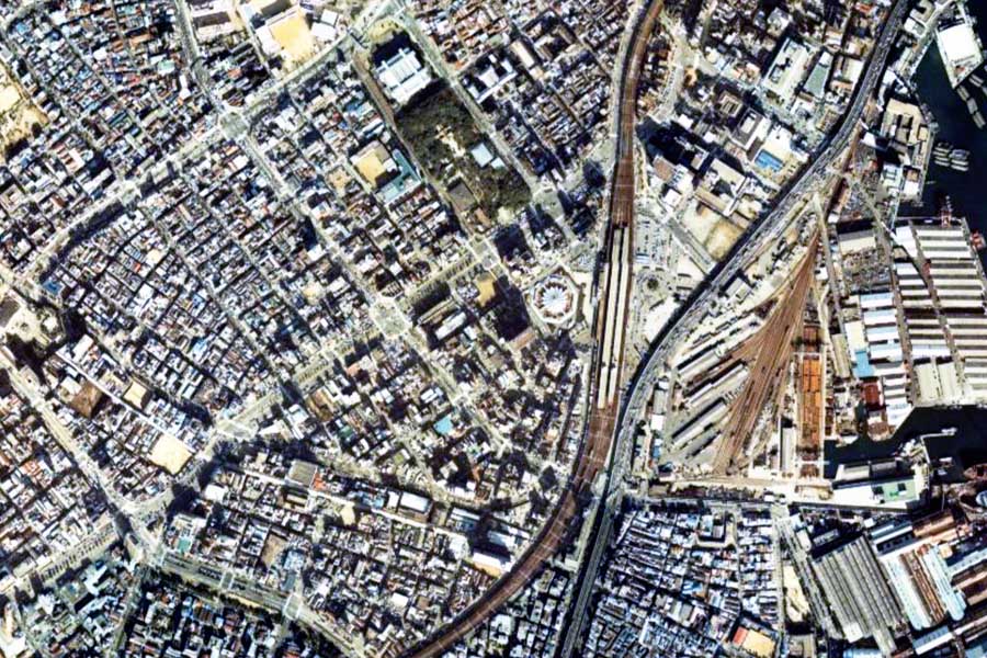 1980年頃の「神戸駅」周辺の航空写真（画像：国土地理院）