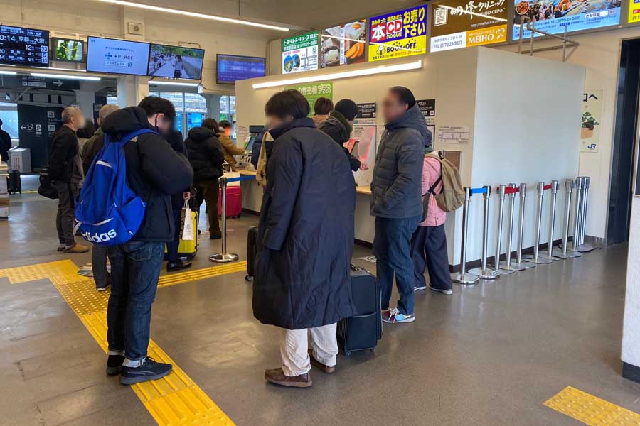 敦賀駅で切符売り場に列を作る観光客ら(画像:高田泰)