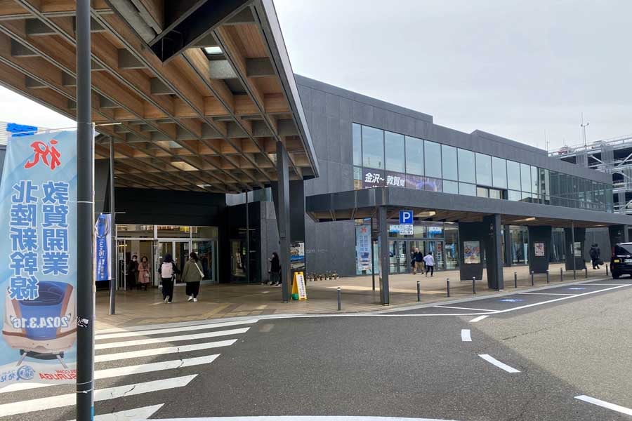新幹線延伸祝賀ののぼりがはためくJR敦賀駅(画像:高田泰)