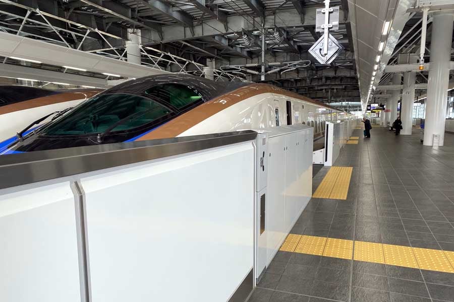 敦賀駅で発車を待つ富山行き北陸新幹線のつるぎ（画像：高田泰）