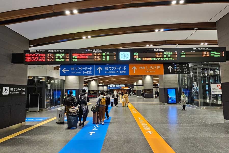 敦賀駅新幹線改札から在来線特急のりばへのルートを示す床面の標識。2024年3月17日撮影(画像:大塚良治)