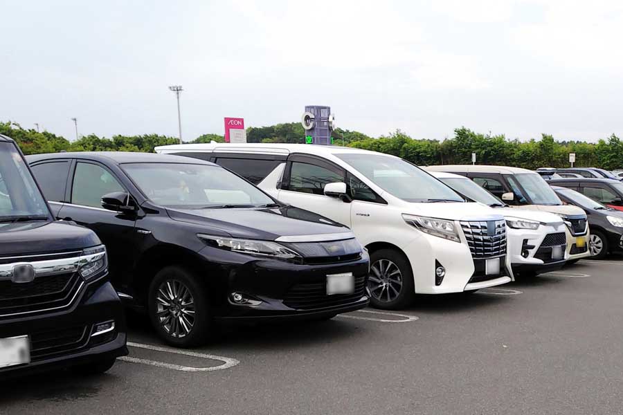 スーパーマーケットの駐車場イメージ（画像：写真AC）