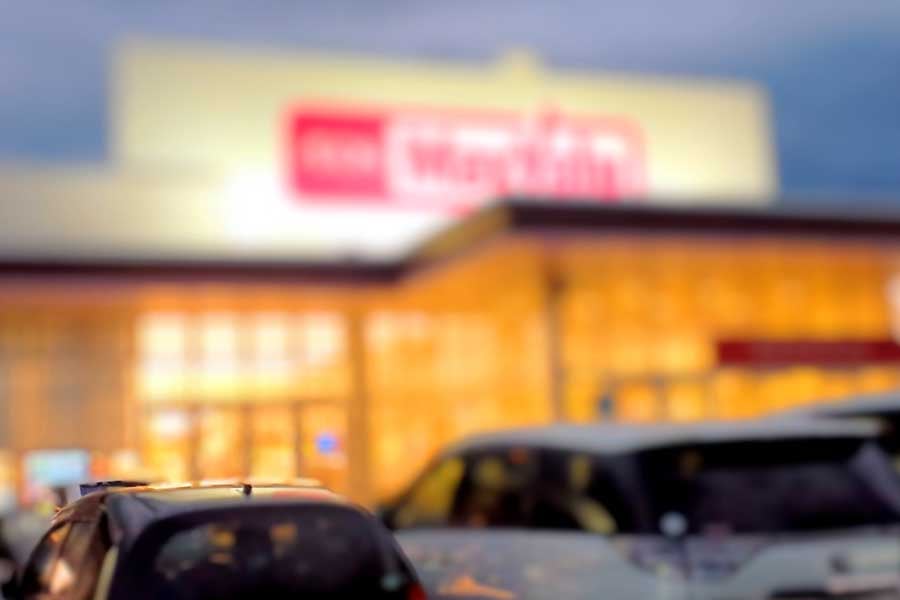 スーパーマーケットの駐車場イメージ（画像：写真AC）