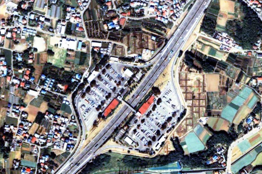 1990年頃に撮影された「海老名サービスエリア」周辺の航空写真（画像：国土地理院）
