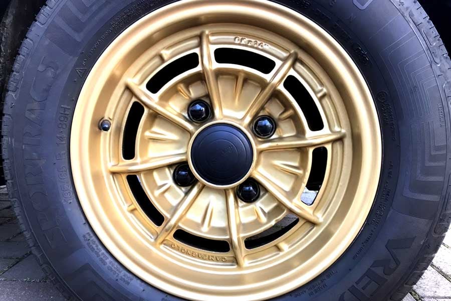 金色のホイール（画像：写真AC）