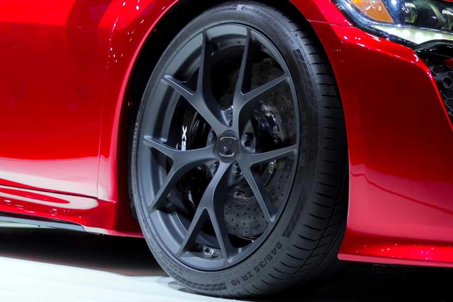 スポーツカーのホイール（画像：写真AC）