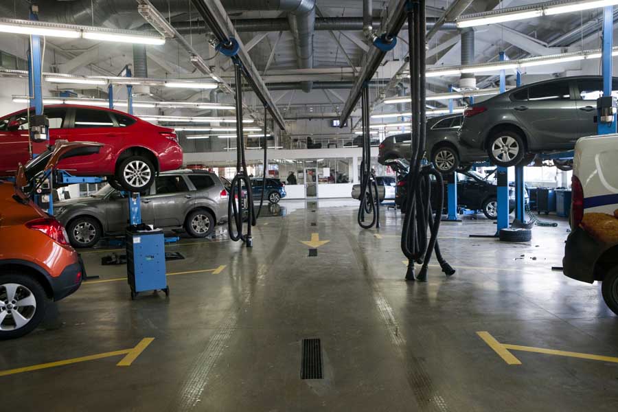 自動車整備工場（画像：写真AC）