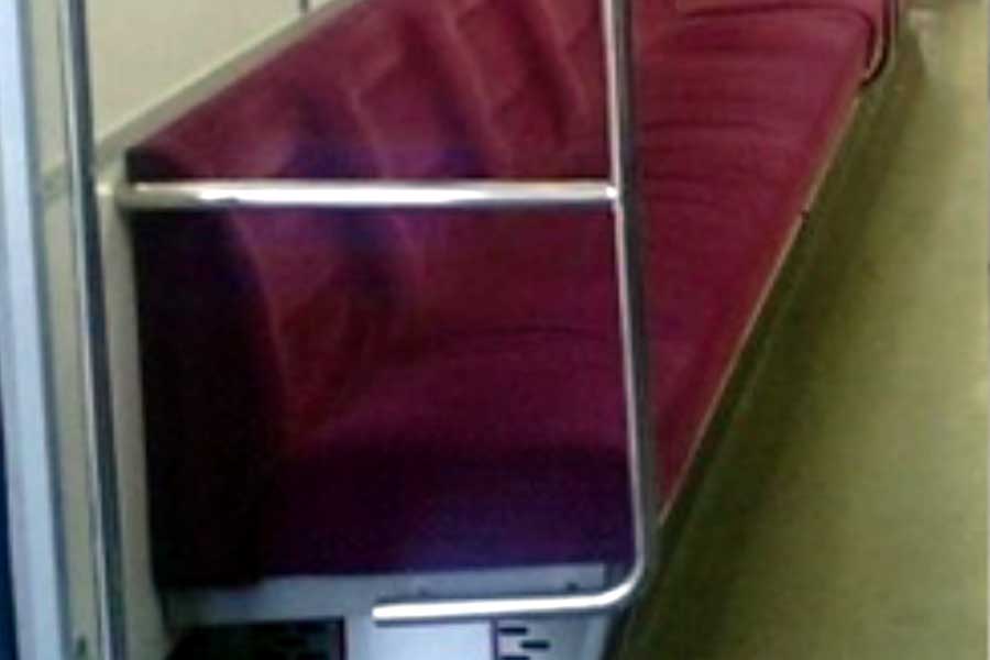 金属棒の仕切り。「通勤型車両のユーザー評価の分析」より(画像:迫坪知広)