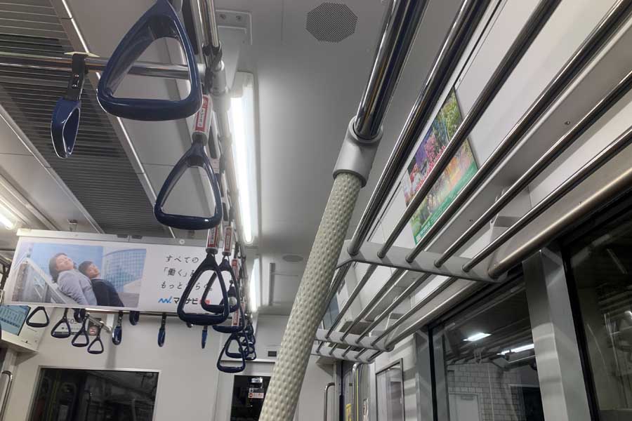 都営三田線の網棚（画像：古宮宗）