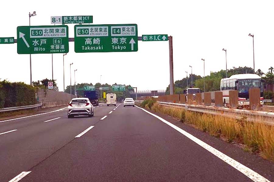 北関東道常磐道方面との分岐点。東北道。栃木都賀JCT近郊（画像：都野塚也）