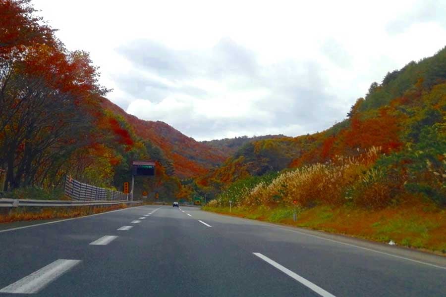 周辺の山々の風景が素晴らしい磐越道（画像：写真AC）