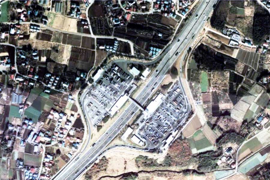 1975年頃に撮影された「海老名サービスエリア」周辺の航空写真（画像：国土地理院）