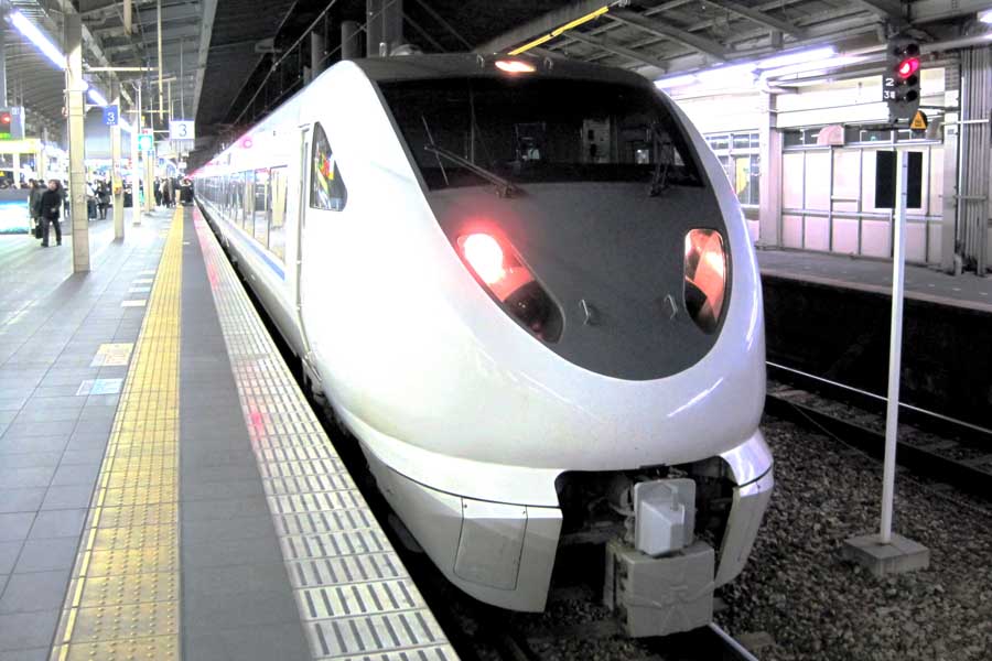 大阪駅に到着した「サンダーバード44号」。2009年12月25日撮影（画像：大塚良治）